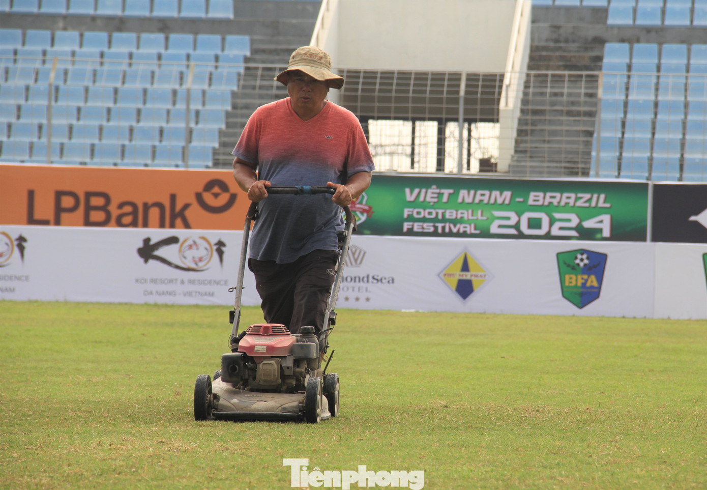 Công nhân cắt cỏ, xử lý nền sân, công việc này mất nhiều ngày trời.