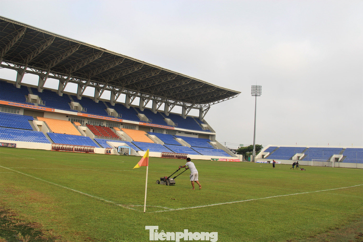 Công nhân tất bật làm việc dưới thời tiết nóng bức.