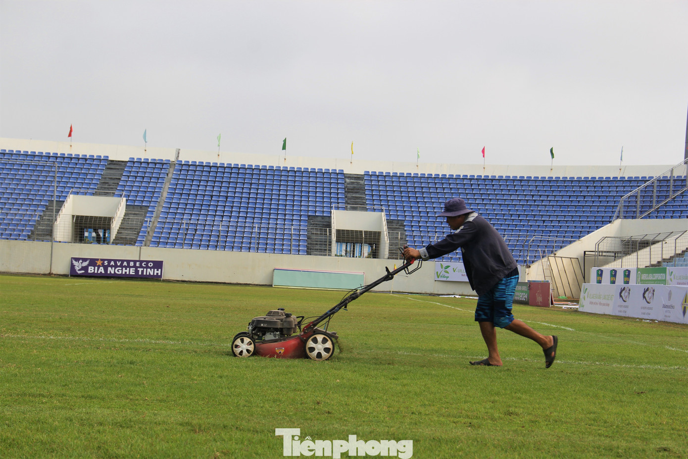 Công nhân tất bật làm việc dưới thời tiết nóng bức.