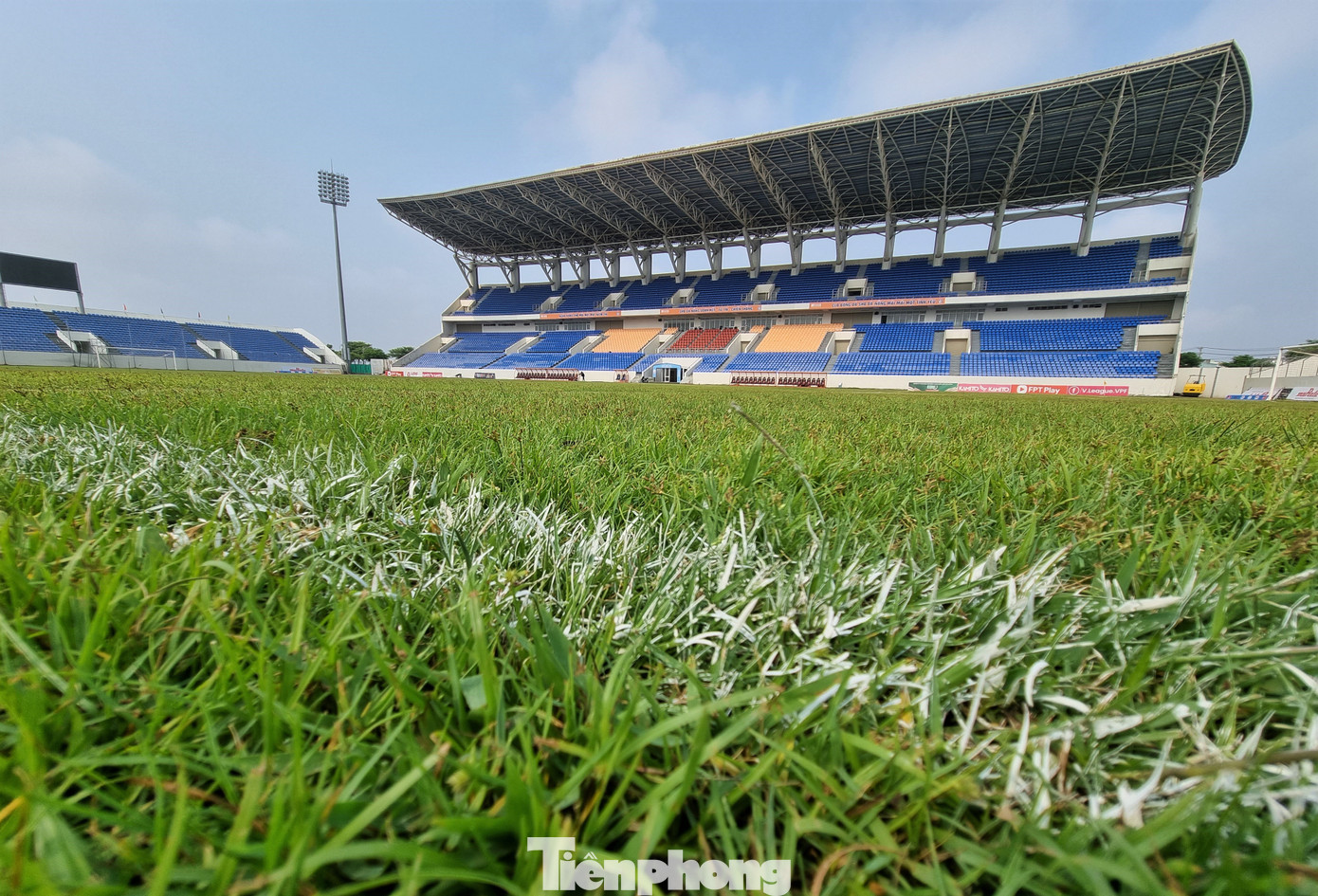 Gần tới ngày thi đấu sẽ tiến hành kẻ lại sân. Ban đầu trận đấu dự định với đội hình 7 người, nhưng sau đó thay đổi thành 11 người.