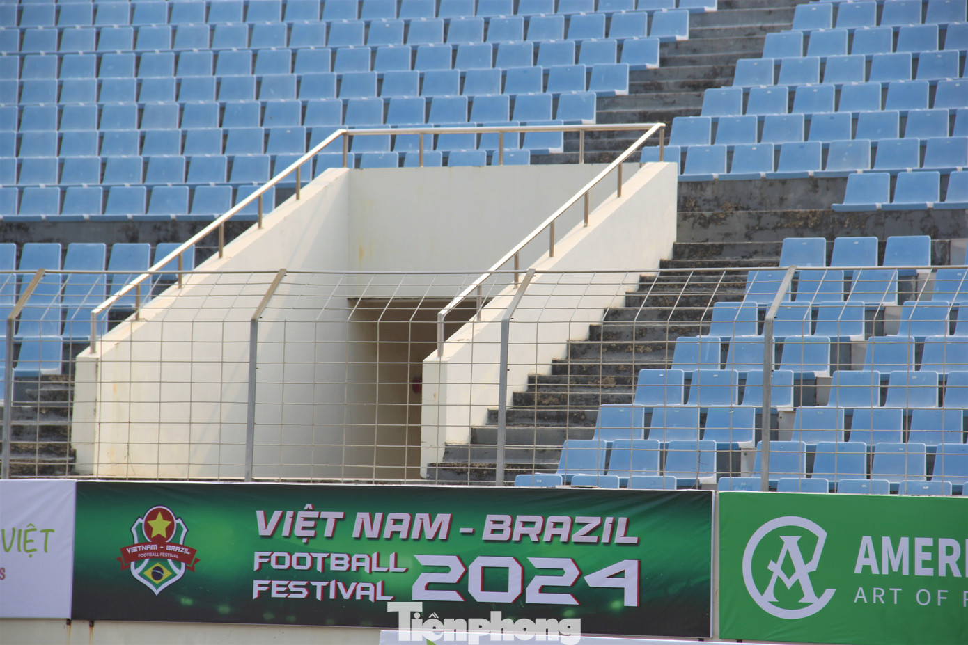 Xung quang sân đã lắp đặt trang trí các bảng hiệu, bảng quảng cáo. Ông Nguyễn Trọng Thao cho biết thêm, BTC sẽ bố trí sân khấu với sự tham gia của các nghệ sĩ nổi tiếng.