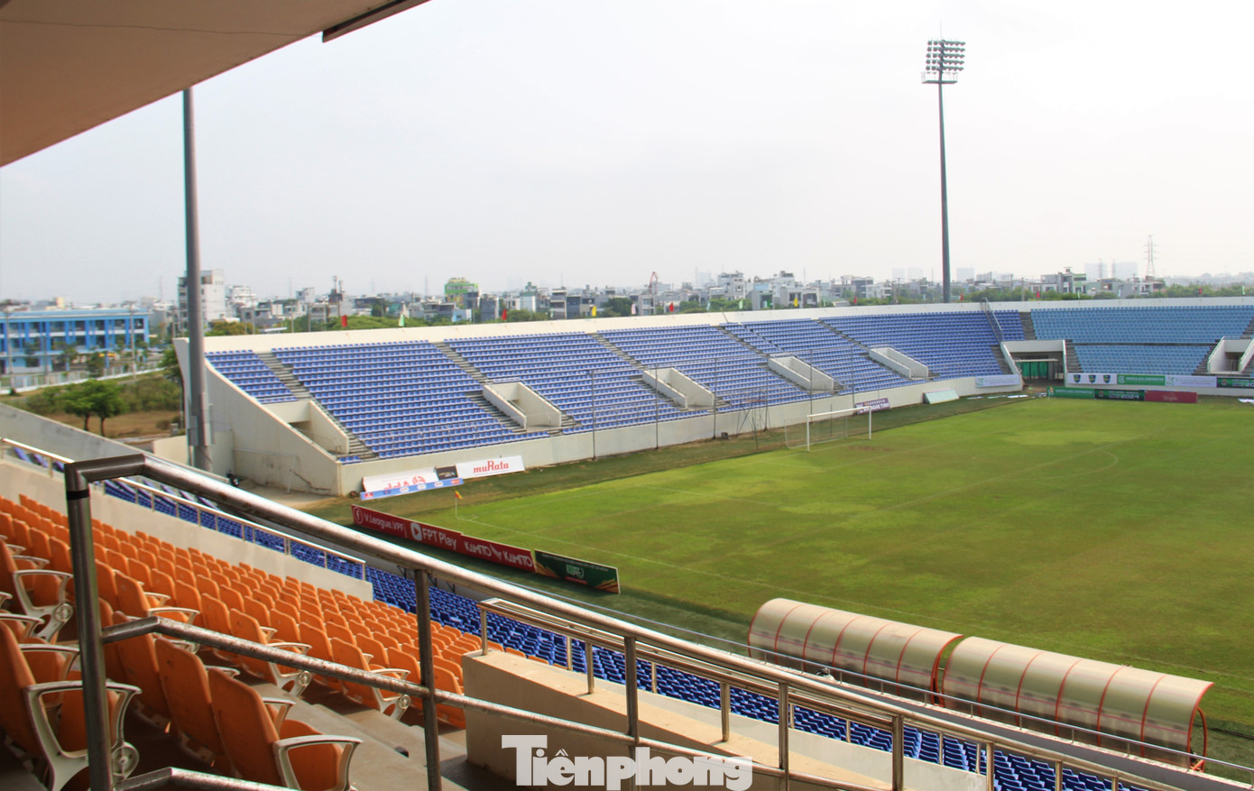 Sân có 4 khán đài, trong đó khán đài chính cao 2 tầng và được trang bị mái che. Phía dưới khán đài có các khu giải khát, phòng chức năng, nhà vệ sinh. Sân có 140 ghế ngồi super VIP (có bàn) tại trung tâm khán đài A.