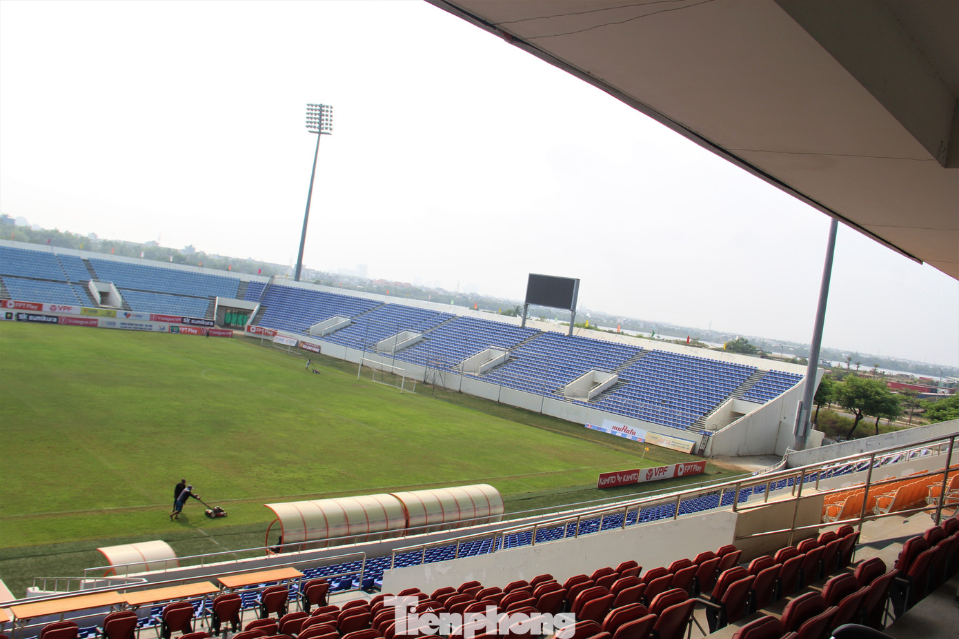 Sân có 4 khán đài, trong đó khán đài chính cao 2 tầng và được trang bị mái che. Phía dưới khán đài có các khu giải khát, phòng chức năng, nhà vệ sinh. Sân có 140 ghế ngồi super VIP (có bàn) tại trung tâm khán đài A.