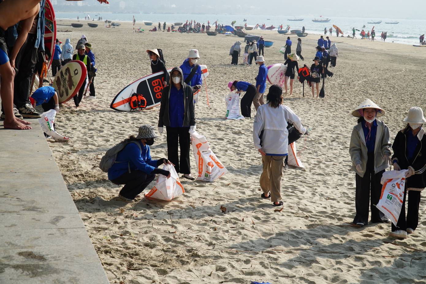 Như Ngọc (Trường Cao đẳng Kinh tế kế hoạch) cho hay cùng hai người bạn đã nhặt được 10kg rác dọc bãi biển. Ngọc nhìn nhận đây là hoạt động rất ý nghĩa đối với lá phổi xanh Sơn Trà cũng như bãi biển, vừa làm đẹp hình ảnh thành phố trong mắt du khách. Như Ngọc (Trường Cao đẳng Kinh tế kế hoạch) cho hay cùng hai người bạn đã nhặt được 10kg rác dọc bãi biển. Ngọc nhìn nhận đây là hoạt động rất ý nghĩa đối với lá phổi xanh Sơn Trà cũng như bãi biển, vừa làm đẹp hình ảnh thành phố trong mắt du khách.