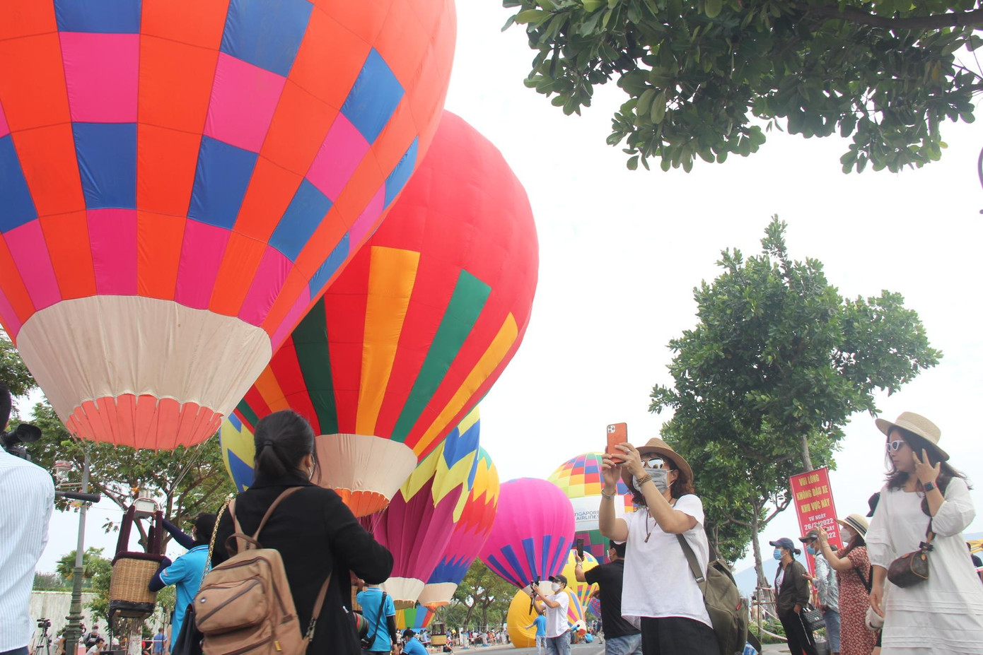 Người dân, du khách thích thú với những quả khinh khí cầu màu sắc.