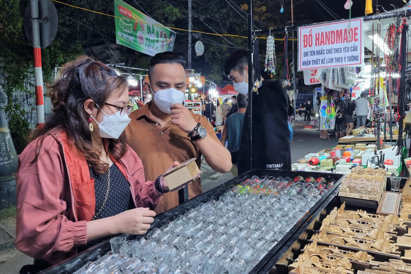 Du khách mua sắm tại chợ đêm Sơn Trà. Ảnh: Thanh Hiền. Du khách mua sắm tại chợ đêm Sơn Trà. Ảnh: Thanh Hiền.