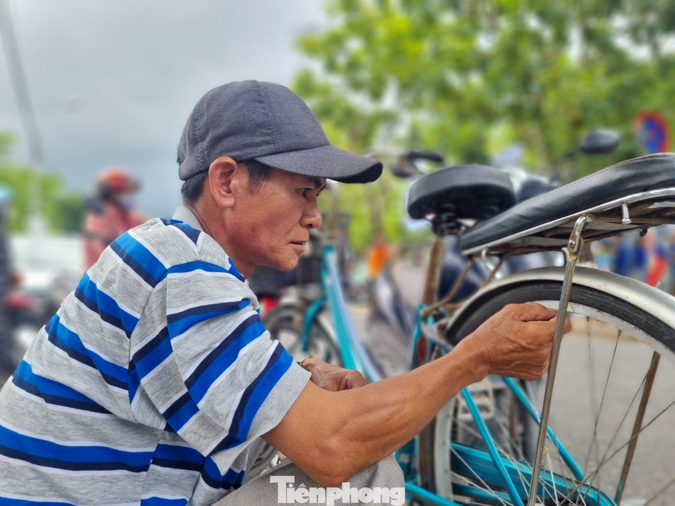Chiếc xe làm bạn đồng hành với hai cha con trong suốt nhiều năm trời. Ảnh: Thanh Hiền Chiếc xe làm bạn đồng hành với hai cha con trong suốt nhiều năm trời. Ảnh: Thanh Hiền