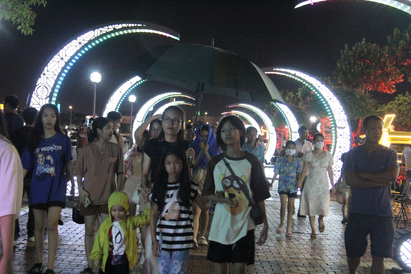 Chị Nguyễn Hoàng Linh (du khách đến từ Quảng Bình) chia sẻ: "Nhóm mình đã lên kế hoạch sẽ tới phố đi bộ trong những ngày du lịch Đà Nẵng. Dù trời mưa nhưng mọi người đều rất hào hứng trên con phố ven sông. Nơi này rất thoáng, nhộn nhịp, đặc biệt là cảnh quan xung quanh rất đẹp, có thể ngắm các cây cầu, du thuyền về đêm". Chị Nguyễn Hoàng Linh (du khách đến từ Quảng Bình) chia sẻ: "Nhóm mình đã lên kế hoạch sẽ tới phố đi bộ trong những ngày du lịch Đà Nẵng. Dù trời mưa nhưng mọi người đều rất hào hứng trên con phố ven sông. Nơi này rất thoáng, nhộn nhịp, đặc biệt là cảnh quan xung quanh rất đẹp, có thể ngắm các cây cầu, du thuyền về đêm".