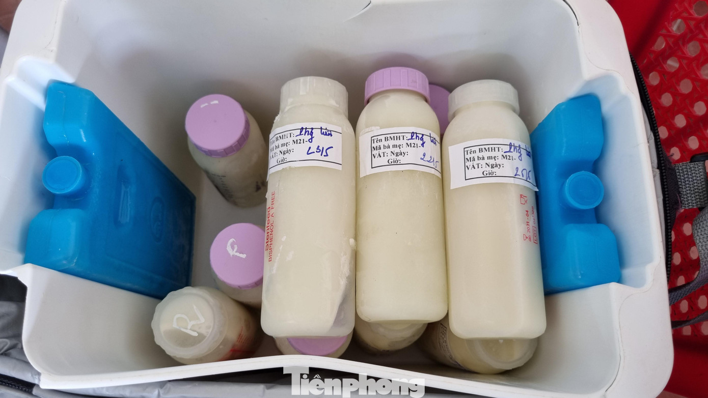 Những bình sữa trữ đông ghi rõ thông tin ngày giờ vắt được. Số sữa này đặt vào thùng giữ nhiệt cùng đá khô, đậy kín để chuyển về Đà Nẵng. Ảnh: Thanh Trần. Những bình sữa trữ đông ghi rõ thông tin ngày giờ vắt được. Số sữa này đặt vào thùng giữ nhiệt cùng đá khô, đậy kín để chuyển về Đà Nẵng. Ảnh: Thanh Trần.