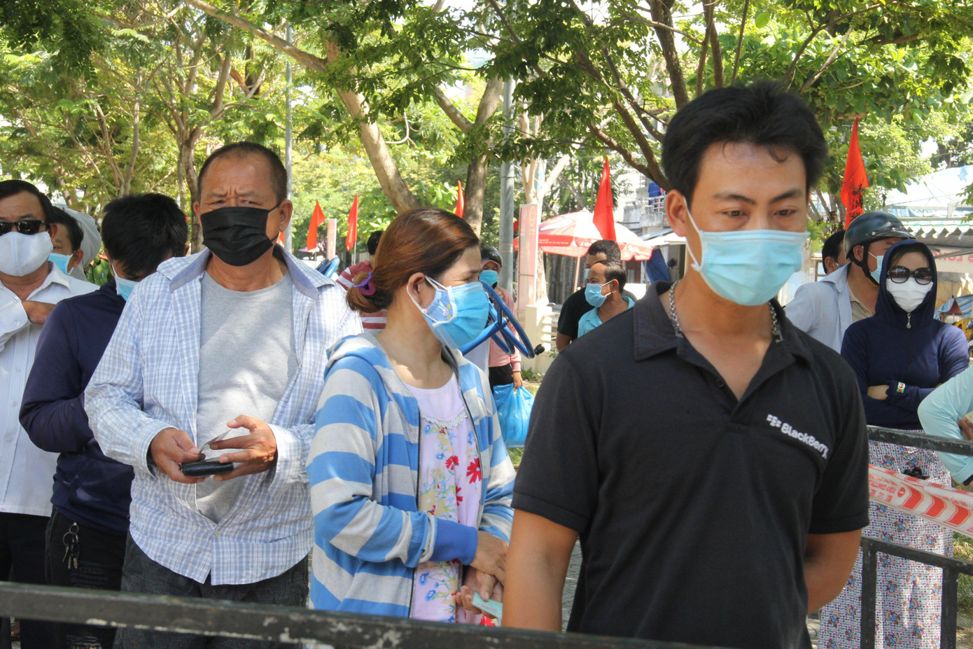 Người dân đeo khẩu trang khi tới các điểm lấy mẫu.