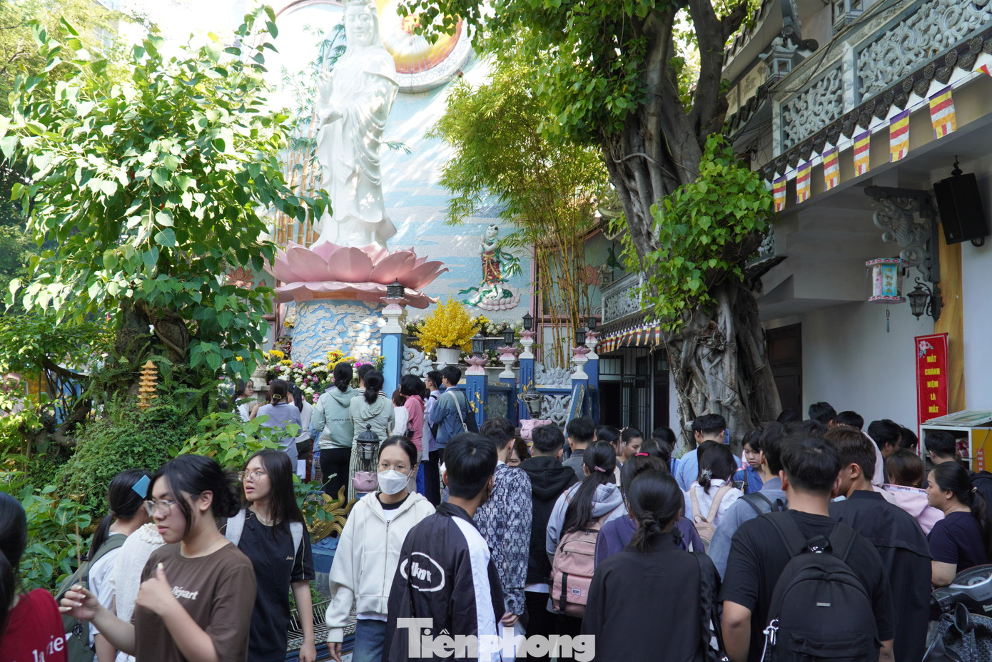 Càng về chiều sĩ tử kéo về chùa Bát Nhã càng đông.