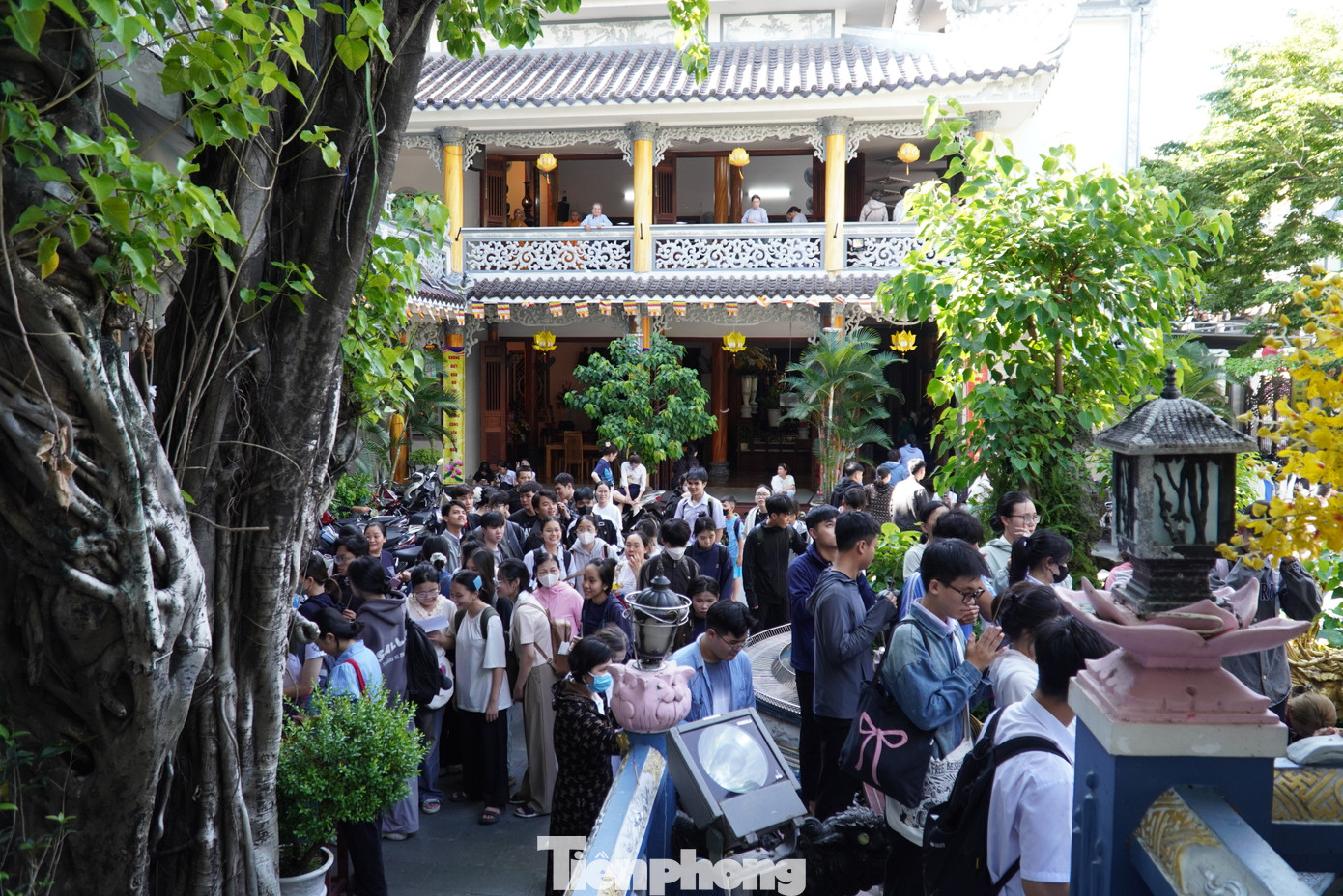 Sân chùa ken kín sĩ tử xếp hàng để lên khu vực thắp hương cầu nguyện. Năm nay Đà Nẵng có 14.156 thí sinh đăng ký dự thi theo Chương trình giáo dục phổ thông năm 2018 với 30 điểm thi; 393 thí sinh đăng ký dự thi theo Chương trình giáo dục phổ thông năm 2006 với 1 điểm thi.