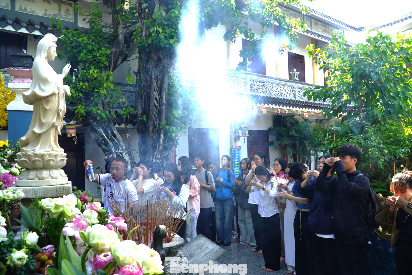 Khu vực cầu nguyện, thắp hương ngoài sân chùa từ 15g trở đi không khi nào ngớt người. Anh Hồng Quân (quận Thanh Khê) cho hay hai vợ chồng anh đưa con tới đây cùng cầu cho kỳ thi của con được thuận lợi. &quot;Điểm số là do quá trình học tập của cháu quyết định, vợ chồng tôi chỉ mong kỳ thi của cháu suôn sẻ, không gặp bất trắc gì cả&quot;, anh nói.