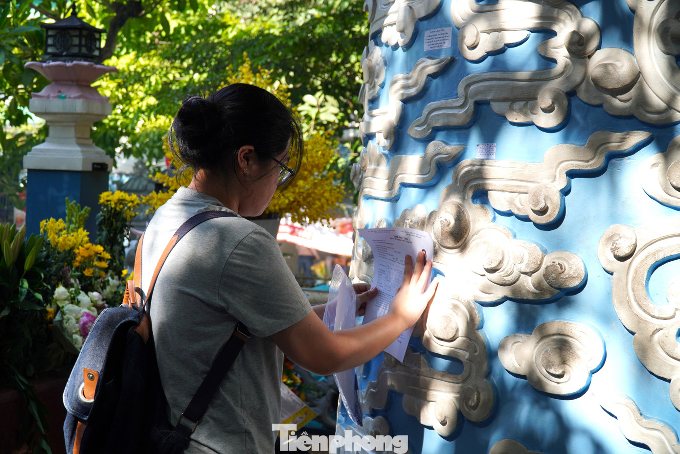 Thí sinh mang theo Thẻ dự thi, cầu Phật chứng giám cho những mong cầu trước ngày vượt vũ môn trọng đại sau 12 năm đèn sách.