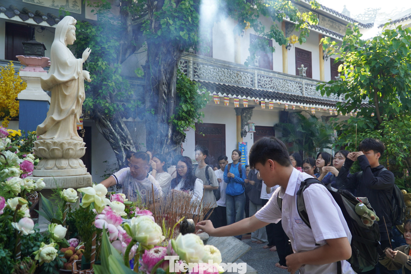 Khu vực nào trong chùa cũng đông nghẹt sĩ tử. &quot;Em mong kỳ thi này mình không bị đau ốm gì, giữ được tinh thần thoải mái, tự tin làm bài tốt để đạt được nguyện vọng vào trường Đại học Kinh tế, Đại học Đà Nẵng&quot;, em Ngọc Mai trú quận Hải Châu chia sẻ.