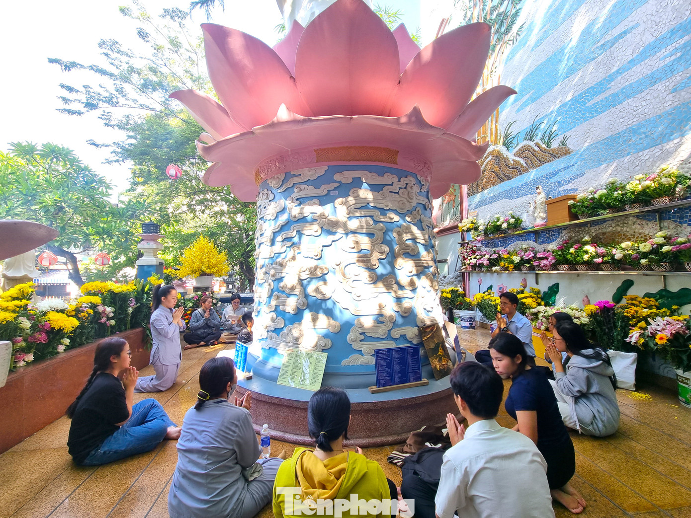 Chùa Bát Nhã là điểm đến quen thuộc của các sĩ tử trong mùa thi.