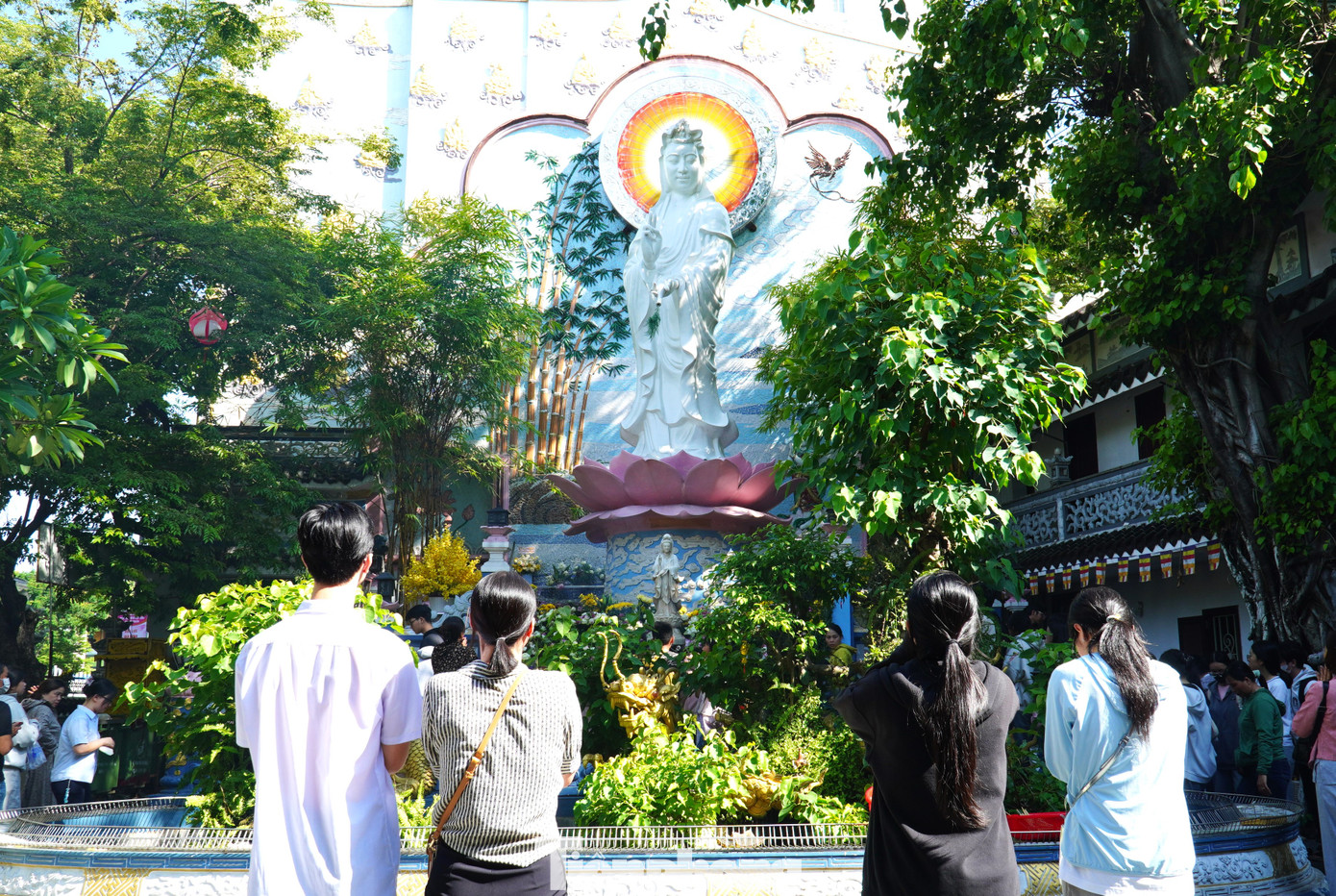 &quot;Ngày mai thi rồi nên tụi em rất run, cả nhóm rủ nhau lên chùa để bình tâm, cầu nguyện vượt vũ môn suôn sẻ, ai cũng đạt được nguyện vọng của mình&quot;, Hoài An (THPT Thái Phiên, TP Đà Nẵng) chia sẻ.