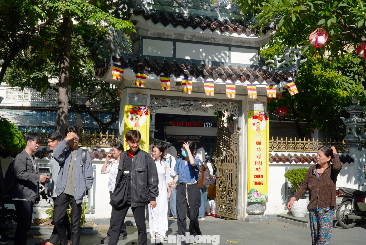 Trời nắng chang chang, các sĩ tử vẫn liên tục đổ về chùa. Chùa Bát Nhã nằm trên đường Triệu Nữ Vương, ngay giữa trung tâm thành phố Đà Nẵng, gần với các điểm thi THCS Kim Đồng, THPT Phan Châu Trinh, THPT Trần Phú.... Sau khi làm thủ tục, các thí sinh đi theo nhóm bạn hoặc được phụ huynh đưa tới đây cầu nguyện. Ảnh: Thanh Hiền.