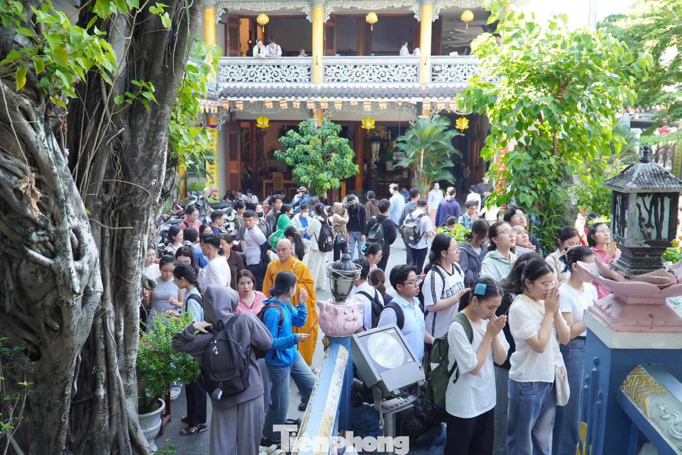 Càng về chiều sĩ tử kéo về chùa Bát Nhã càng đông.