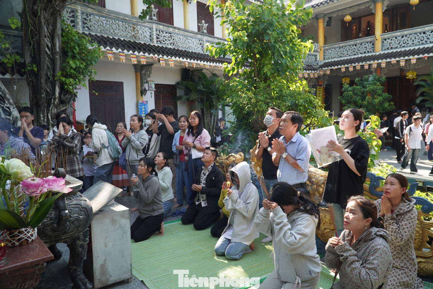 Càng về chiều sĩ tử kéo về chùa Bát Nhã càng đông.