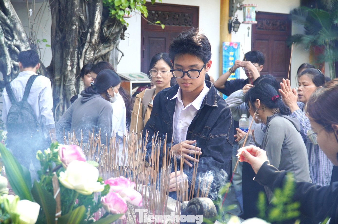 Kỳ thi năm nay đặc biệt khi có 2 đối tượng thi: học sinh học theo Chương trình 2006 và lứa học sinh học theo Chương trình GDPT 2018. Nên sẽ có hai nhóm đề thi khác nhau. Quy định về môn thi, bài thi cũng khác nhau. Nhóm thi theo Chương trình 2006 gồm 3 môn: Văn, Toán; Ngoại ngữ và một trong hai tổ hợp bài KHTN hoặc KHXH (với 24 mã đề). Học sinh học Chương trình giáo dục phổ thông 2018 sẽ thi bốn môn, gồm Toán, Ngữ Văn và hai môn thi tự chọn trong số các môn Vật lý, Hóa học, Sinh học, Tin học, Công nghệ, Địa lý, Lịch sử, Giáo dục kinh tế và pháp luật, các môn Ngoại ngữ. So với kỳ thi trước, kỳ thi năm nay tăng vọt số môn thi, đề thi.