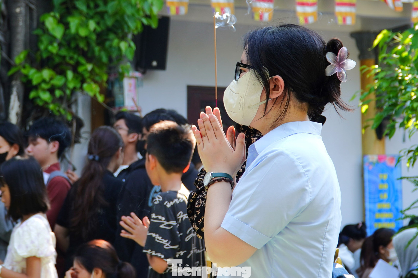 Thí sinh mang theo Thẻ dự thi, cầu Phật chứng giám cho những mong cầu trước ngày vượt vũ môn trọng đại sau 12 năm đèn sách.