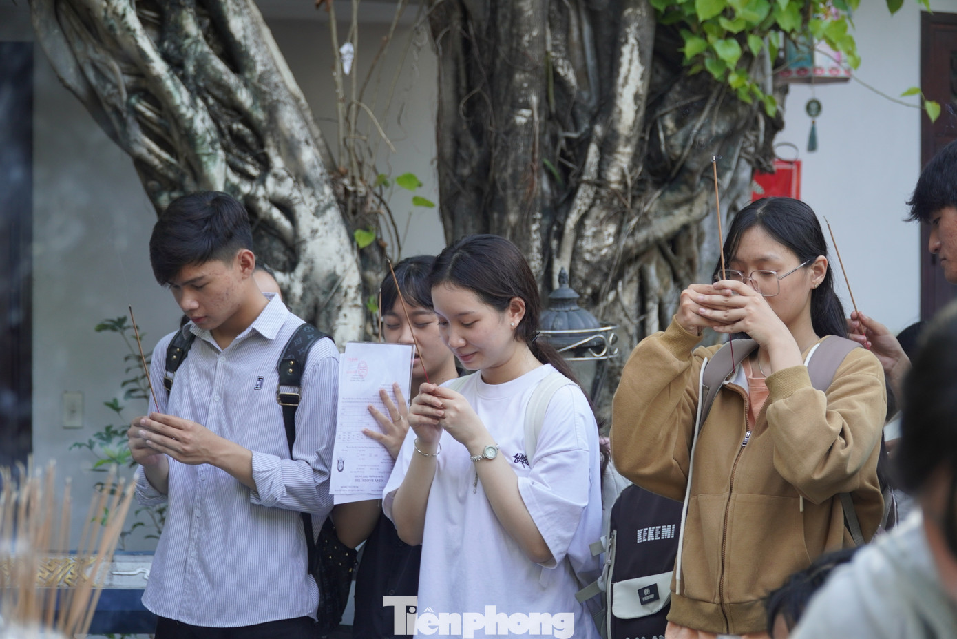 Khu vực nào trong chùa cũng đông nghẹt sĩ tử. &quot;Em mong kỳ thi này mình không bị đau ốm gì, giữ được tinh thần thoải mái, tự tin làm bài tốt để đạt được nguyện vọng vào trường Đại học Kinh tế, Đại học Đà Nẵng&quot;, em Ngọc Mai trú quận Hải Châu chia sẻ.