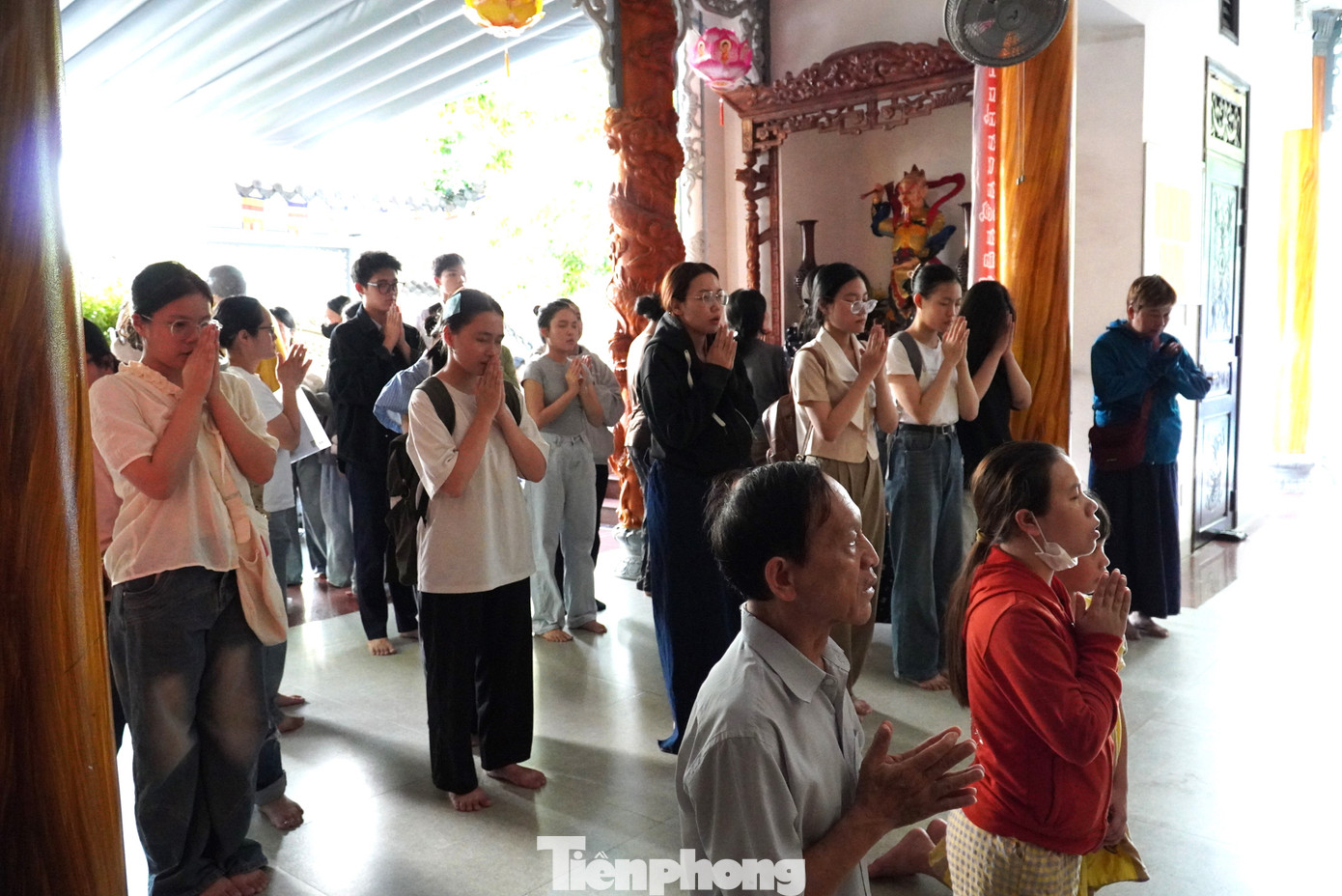 Khu vực nào trong chùa cũng đông nghẹt sĩ tử. &quot;Em mong kỳ thi này mình không bị đau ốm gì, giữ được tinh thần thoải mái, tự tin làm bài tốt để đạt được nguyện vọng vào trường Đại học Kinh tế, Đại học Đà Nẵng&quot;, em Ngọc Mai trú quận Hải Châu chia sẻ.