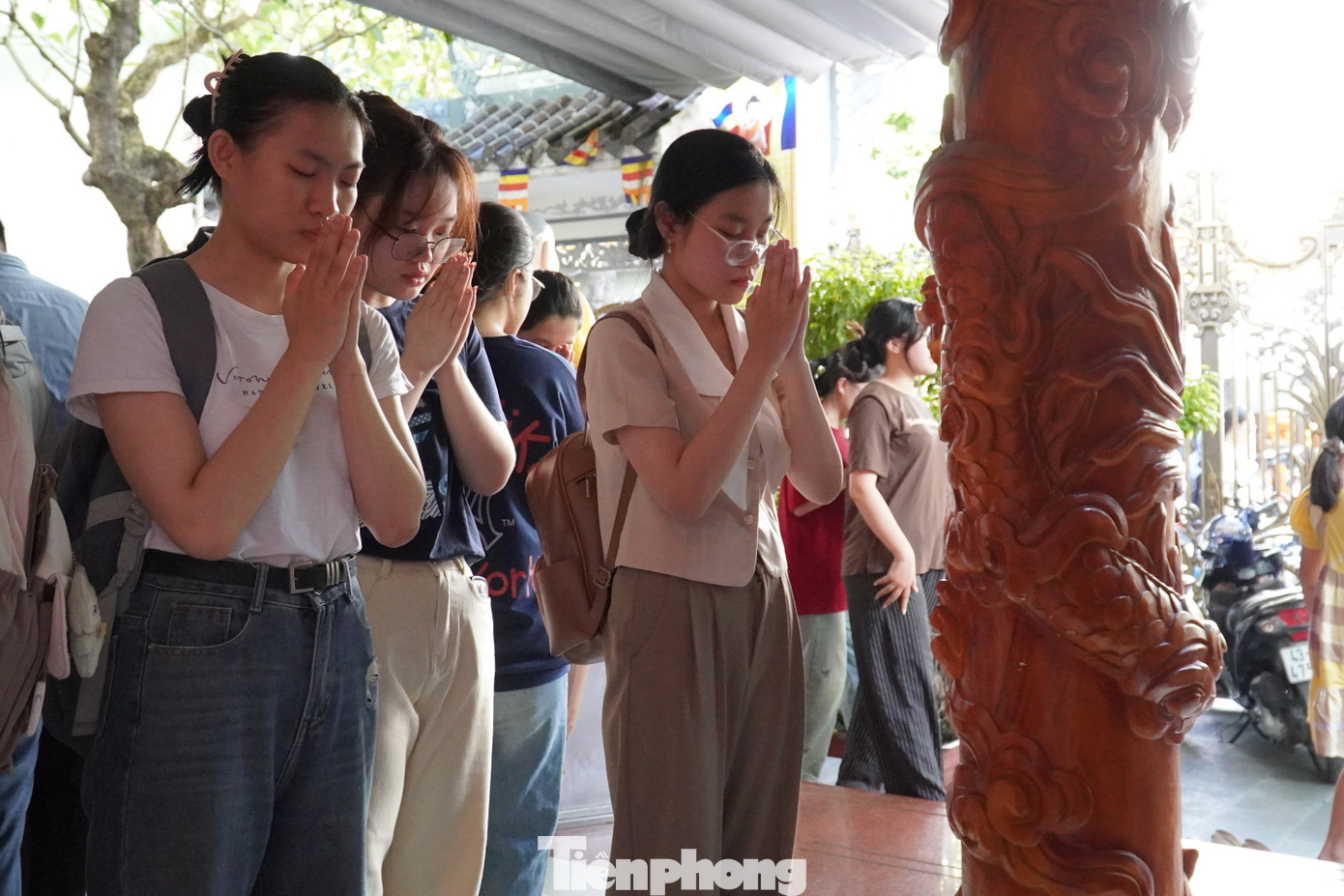 Càng về chiều sĩ tử kéo về chùa Bát Nhã càng đông.