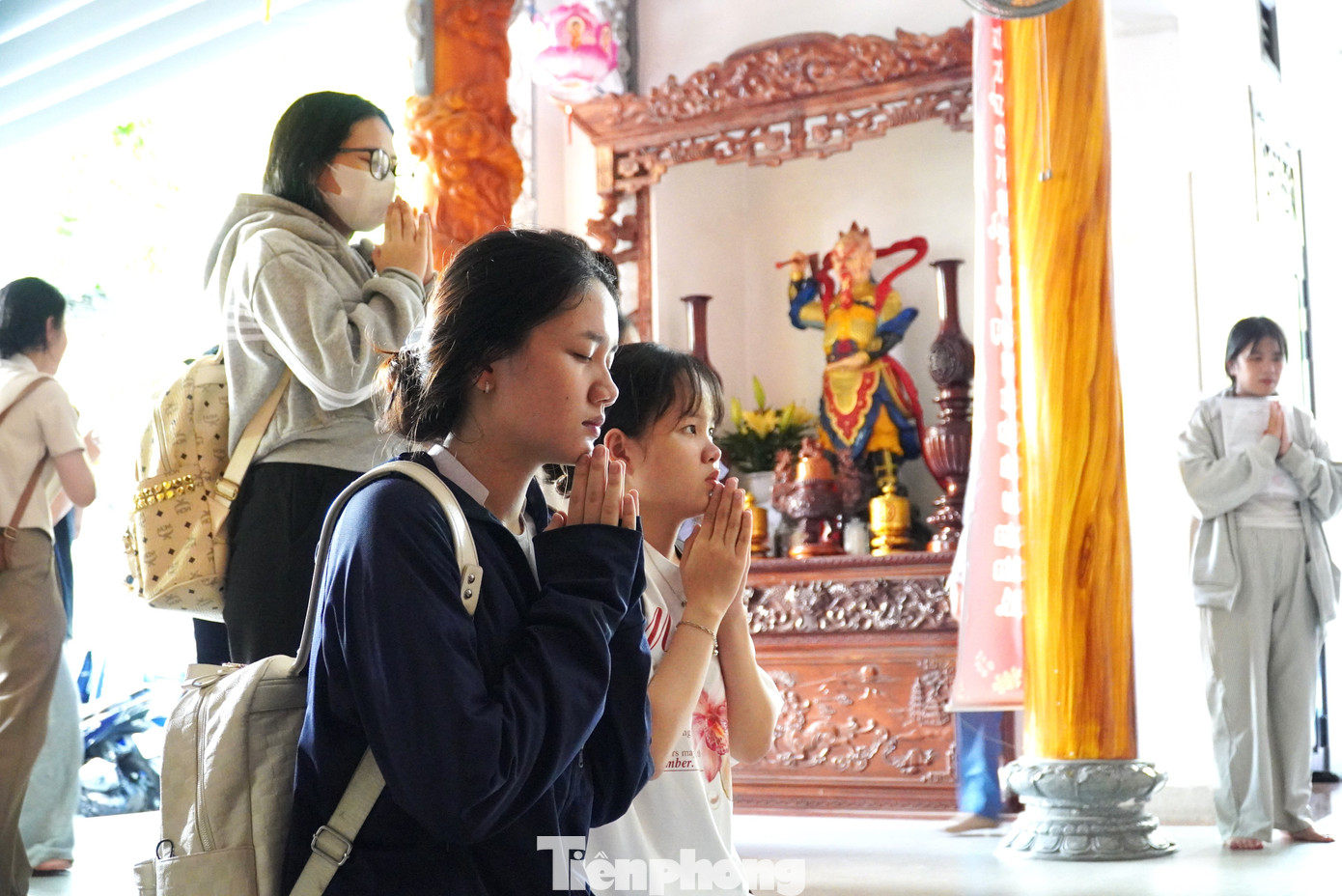 Khu vực nào trong chùa cũng đông nghẹt sĩ tử. &quot;Em mong kỳ thi này mình không bị đau ốm gì, giữ được tinh thần thoải mái, tự tin làm bài tốt để đạt được nguyện vọng vào trường Đại học Kinh tế, Đại học Đà Nẵng&quot;, em Ngọc Mai trú quận Hải Châu chia sẻ.