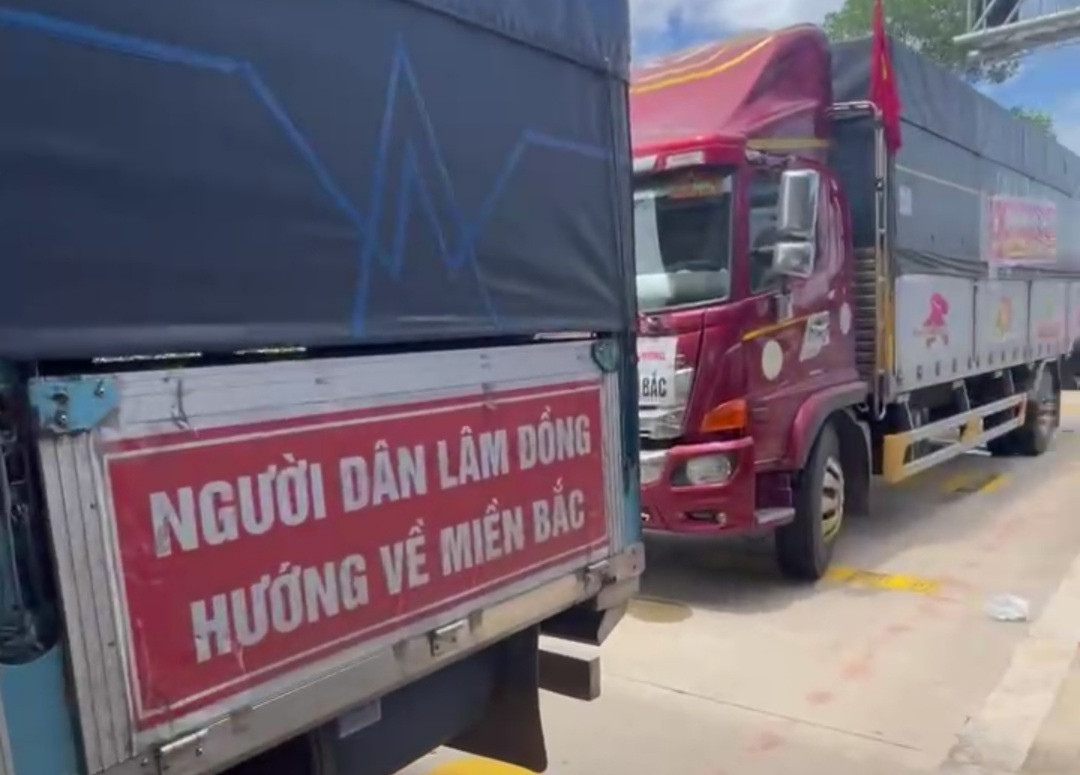 Đoàn xe buộc phải nộp hơn 400.000đ/xe khi qua cao tốc Đà Nẵng - Quảng Ngãi. Đoàn xe buộc phải nộp hơn 400.000đ/xe khi qua cao tốc Đà Nẵng - Quảng Ngãi.