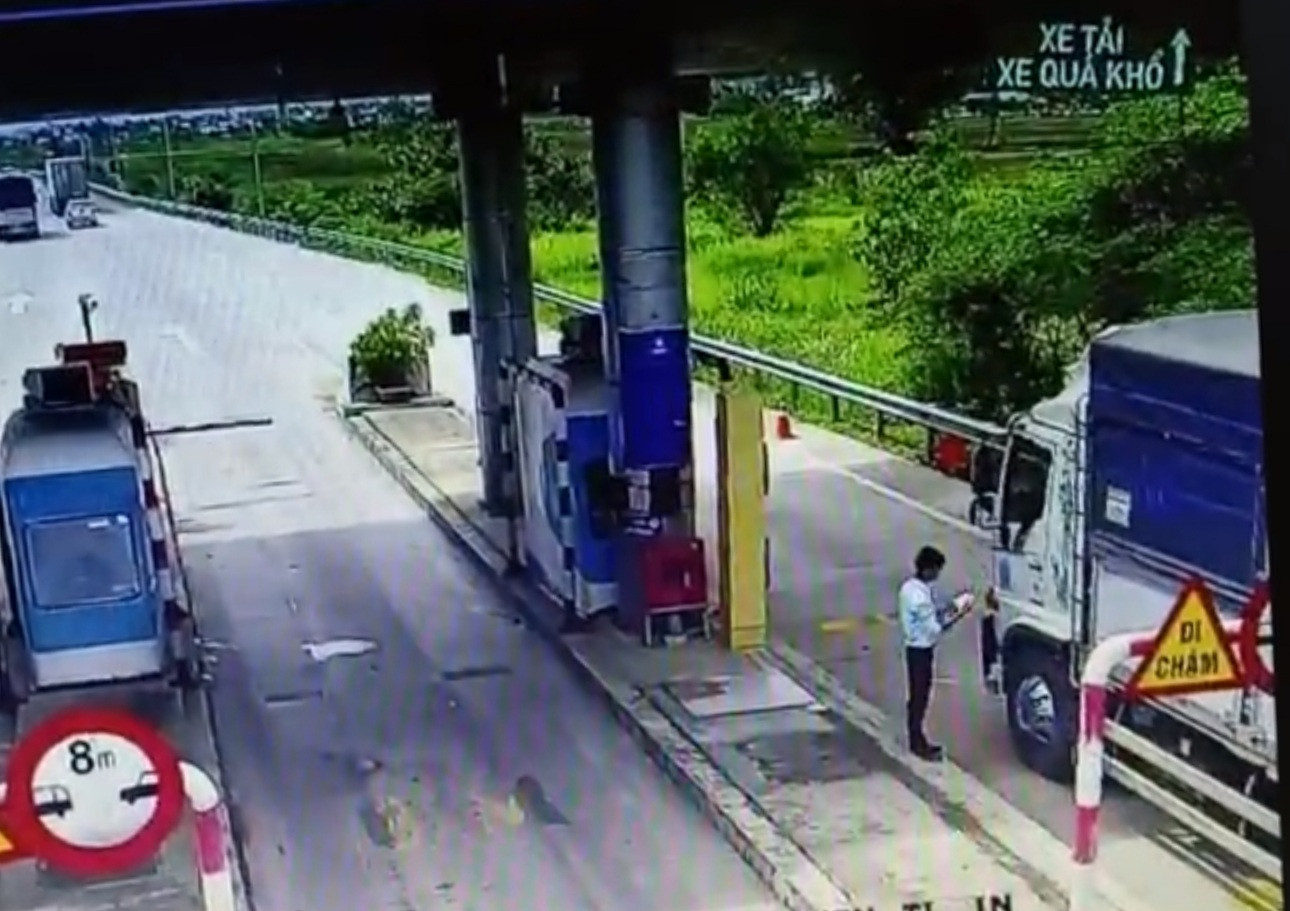 Nhân viên trạm thu phí kiểm tra giấy tờ xe 49H - 029.XX, xe này đã chủ động nộp phí. Nhân viên trạm thu phí kiểm tra giấy tờ xe 49H - 029.XX, xe này đã chủ động nộp phí.