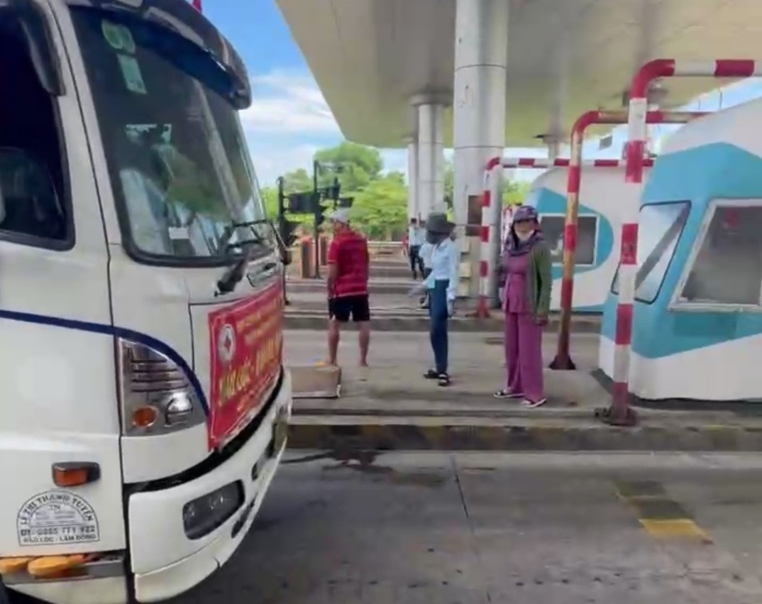 Đoàn xe khi qua trạm thu phí cao tốc Đà Nẵng - Quảng Ngãi bị chặn lại, buộc nộp phí. Đoàn xe khi qua trạm thu phí cao tốc Đà Nẵng - Quảng Ngãi bị chặn lại, buộc nộp phí.