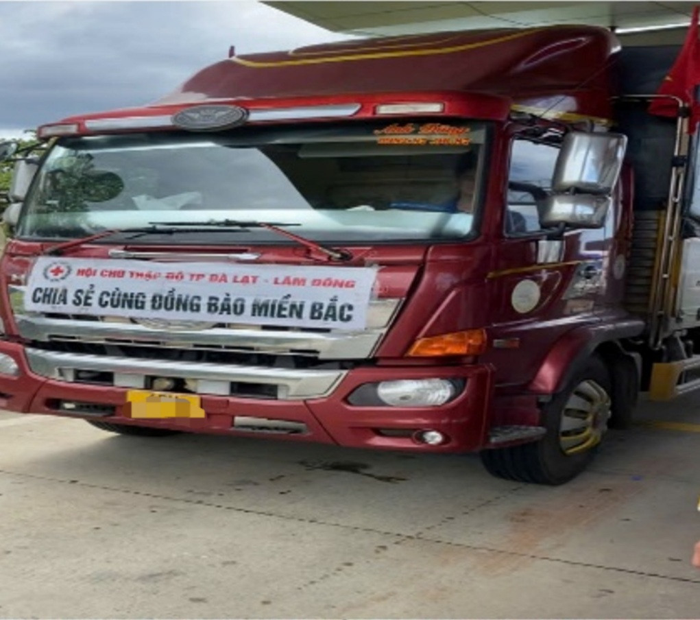 Xe 49H – 013.XX chở theo hàng hóa (máy xúc) khi đi cứu trợ về, buộc phải nộp phí khi qua cao tốc Đà Nẵng - Quảng Ngãi. Xe 49H – 013.XX chở theo hàng hóa (máy xúc) khi đi cứu trợ về, buộc phải nộp phí khi qua cao tốc Đà Nẵng - Quảng Ngãi.