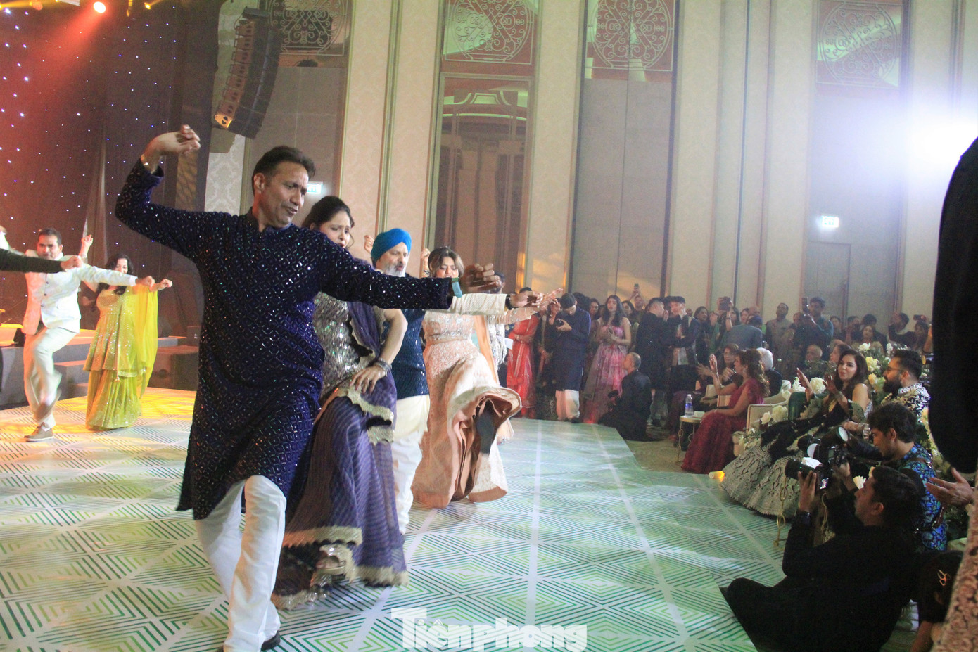 Khách ca hát nhảy múa xuyên đêm.