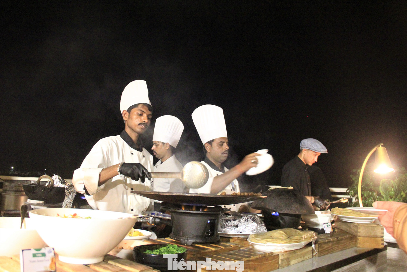 Để người thân, bạn bè thưởng thức bữa ăn đúng khẩu vị, hàng chục đầu bếp được gọi từ Ấn Độ sang phục vụ. Họ mang theo cả những nguyên liệu đặc trưng.