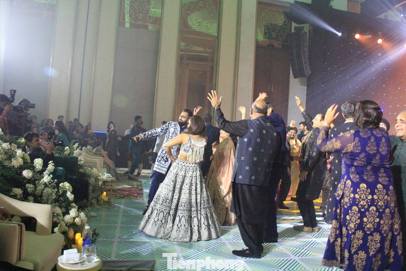 Cô dâu chú rể cũng "cháy hết mình" trước sự nồng nhiệt của người thân, bạn bè.