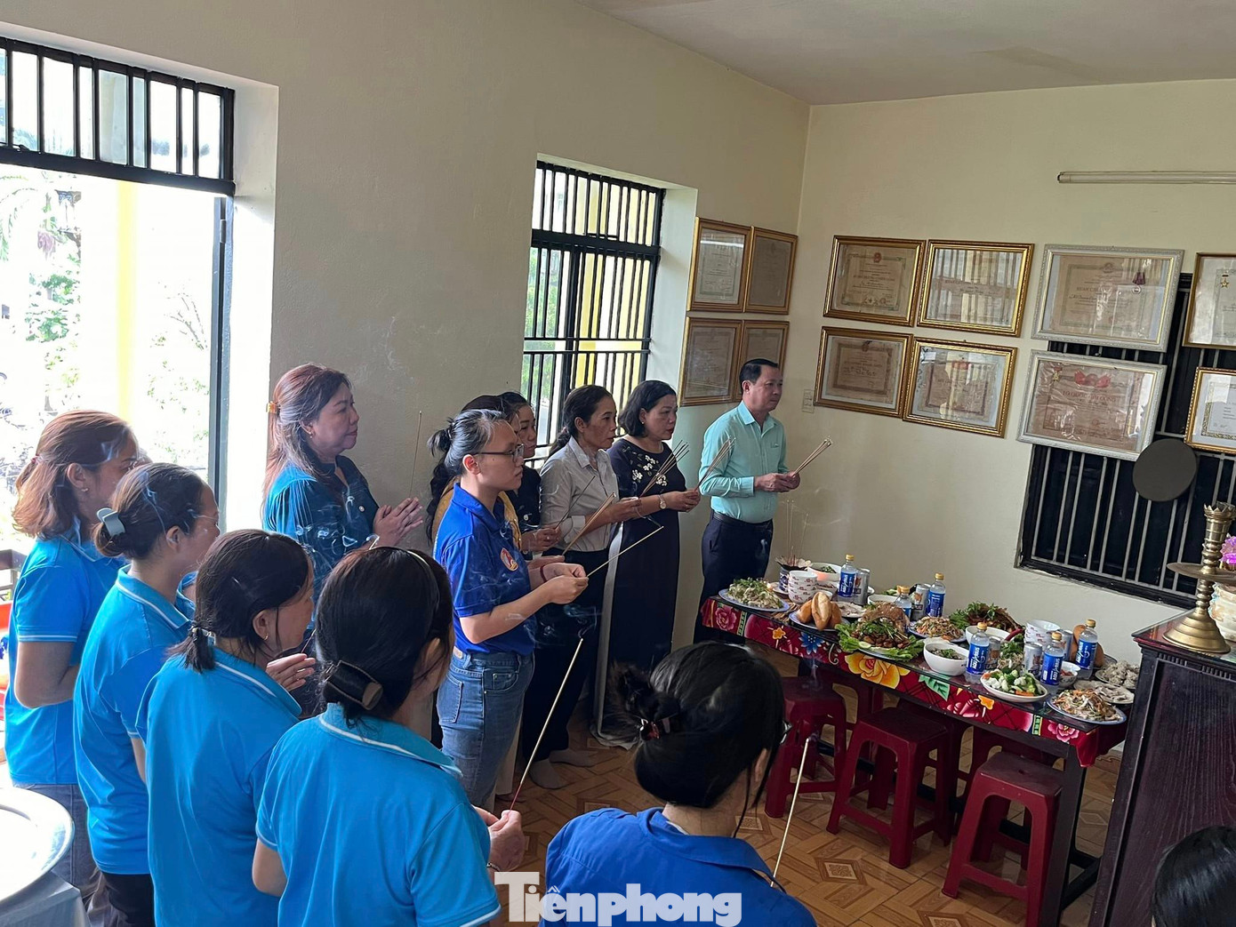 Năm nay, mọi người đến nấu cơm ở nhà mẹ VNAH Nguyễn Thị Gia và liệt sĩ Hồ Quảng Vận (1929-1954).