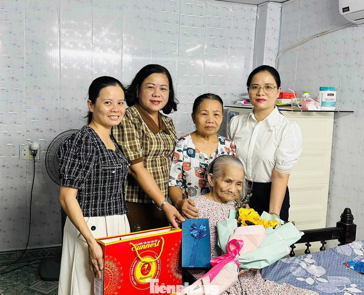 Dịp này, Hội cũng đã đến thăm và tặng quà cho mẹ VNAH Trần Thị Lệ và mẹ Trịnh Thị Thìn. Bà Hồ Thị Huệ, Chủ tịch Hội LHPN quận Hải Châu chia sẻ thế hệ hôm nay luôn biết ơn các anh hùng, liệt sĩ, các mẹ VNAH. Từ lòng biết ơn, tự hào ấy, mỗi người càng thêm nỗ lực phấn đấu để đóng góp sức mình cho quê hương đất nước.