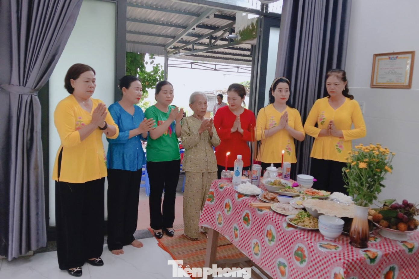 Tại thôn Lệ Sơn Bắc (xã Hòa Tiến), chị em phụ nữ đến gia đình liệt sĩ Lê Văn Mộc. Mọi người cùng dọn dẹp nhà cửa, làm mâm cơm cúng người anh hùng ngã xuống vì Tổ quốc.