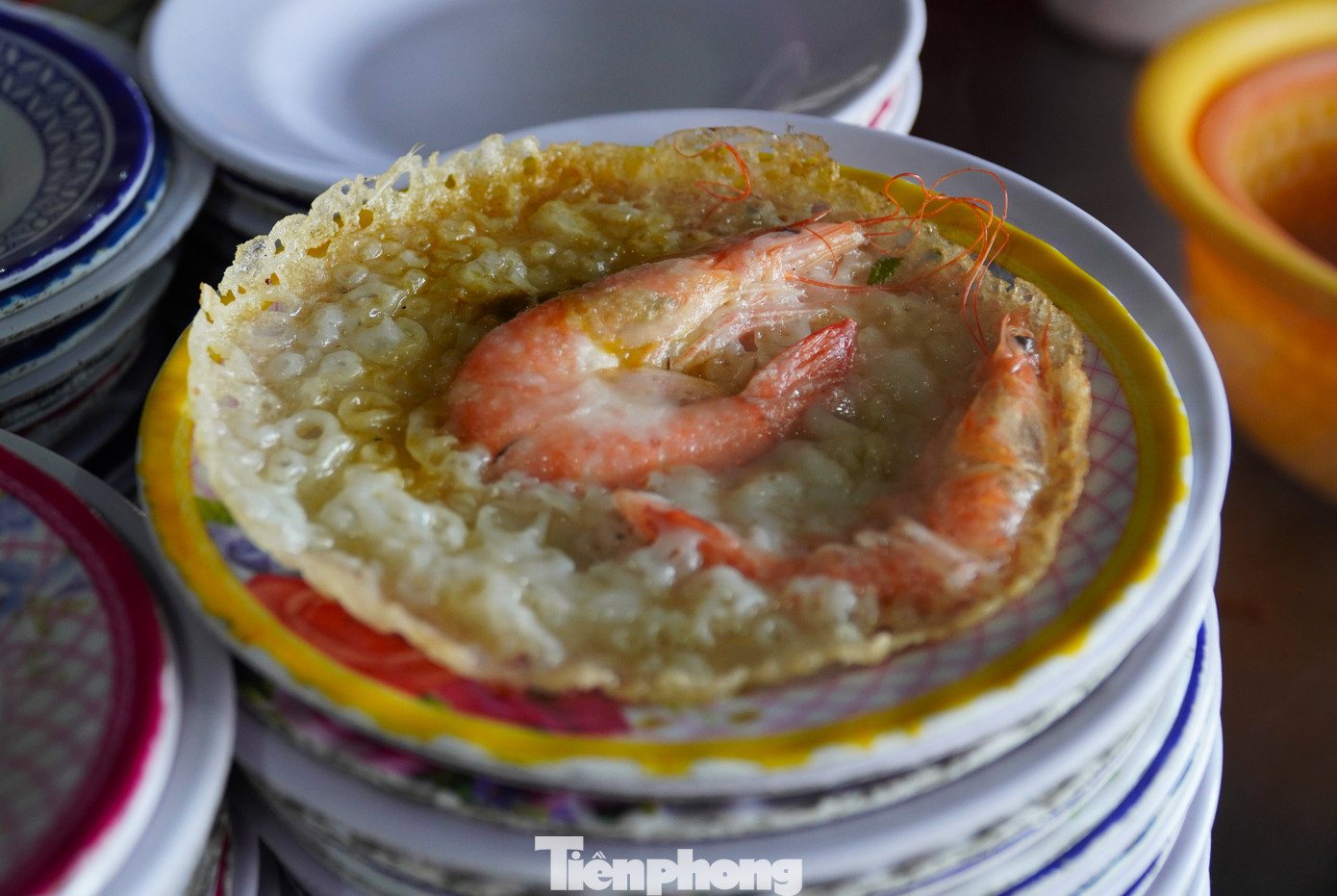 Ngôi chợ quê cũ kỹ thành điểm đến của đông đảo du khách. Các quầy bánh trong chợ sẽ bán đến tối mịt mới nghỉ. Chị Nhật Anh (Hà Nội) chia sẻ cực kỳ thích món bánh xèo chợ Chuồn bởi quá ngon và văn hóa buôn bán ở đây cũng rất hiền hòa, giản dị, nhiệt tình. "Chắc chắn nếu quay lại Huế tôi sẽ đến đây ăn bánh lần nữa", chị nói.