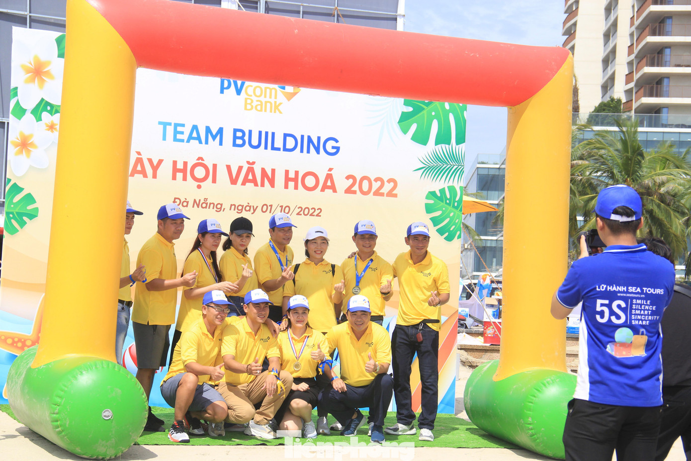 Nhiều nhóm xuống các bãi biển để chơi team building, chạy bộ, đá cầu.... Nhiều nhóm xuống các bãi biển để chơi team building, chạy bộ, đá cầu....