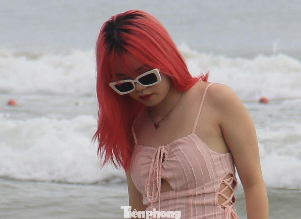 Các bạn trẻ xuống biển vui chơi, tạo dáng chụp hình. Các bạn trẻ xuống biển vui chơi, tạo dáng chụp hình.