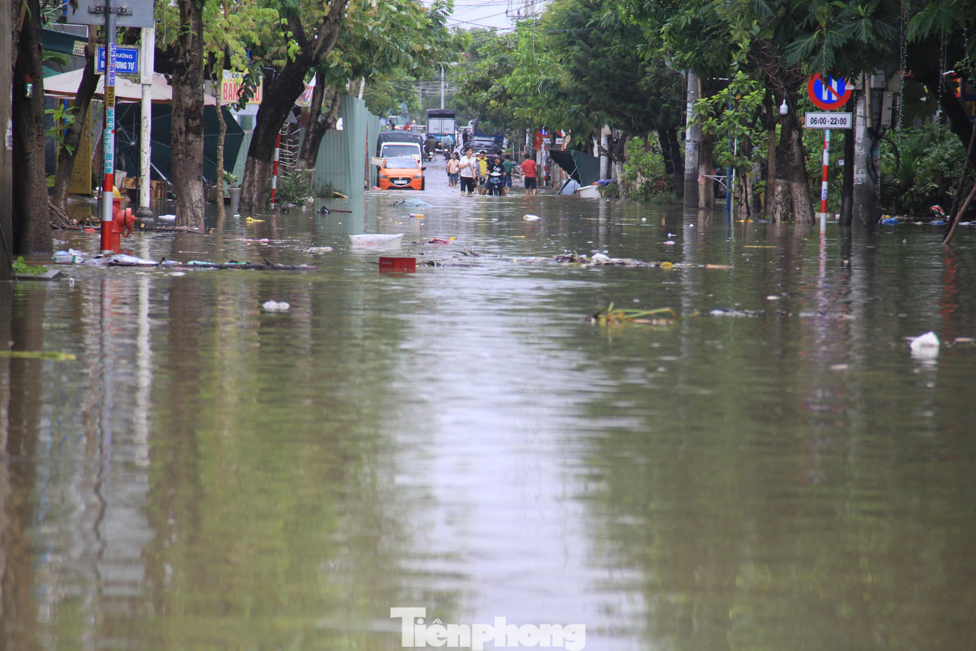 Nước lũ mang theo bùn đất, rác về khu dân cư trên đường Nguyễn Nhàn.