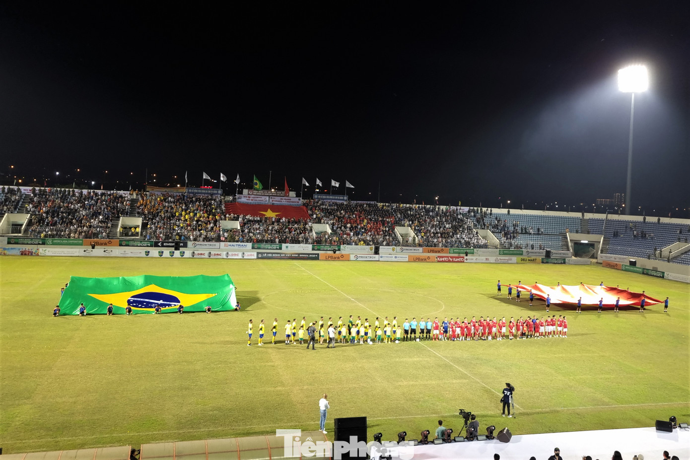 Trận đấu là một trong những hoạt động chính của lễ hội bóng đá Việt Nam - Brazil, nhân kỷ niệm 35 năm quan hệ ngoại giao thân thiết giữa hai quốc gia. (Ảnh: Thanh Hiền).