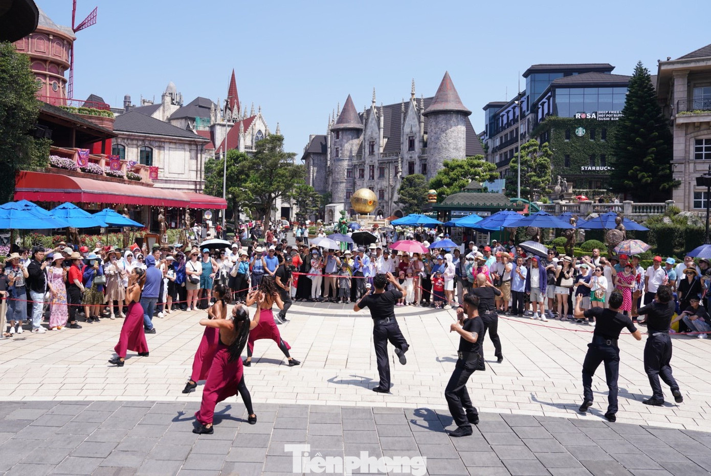 Du khách tấp nập tại Bà Nà Hills.