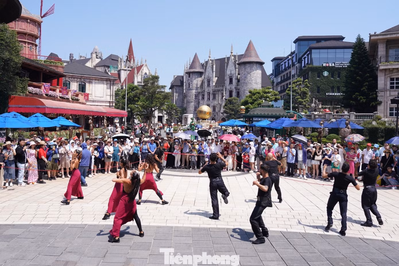 Du khách tấp nập tại Bà Nà Hills.