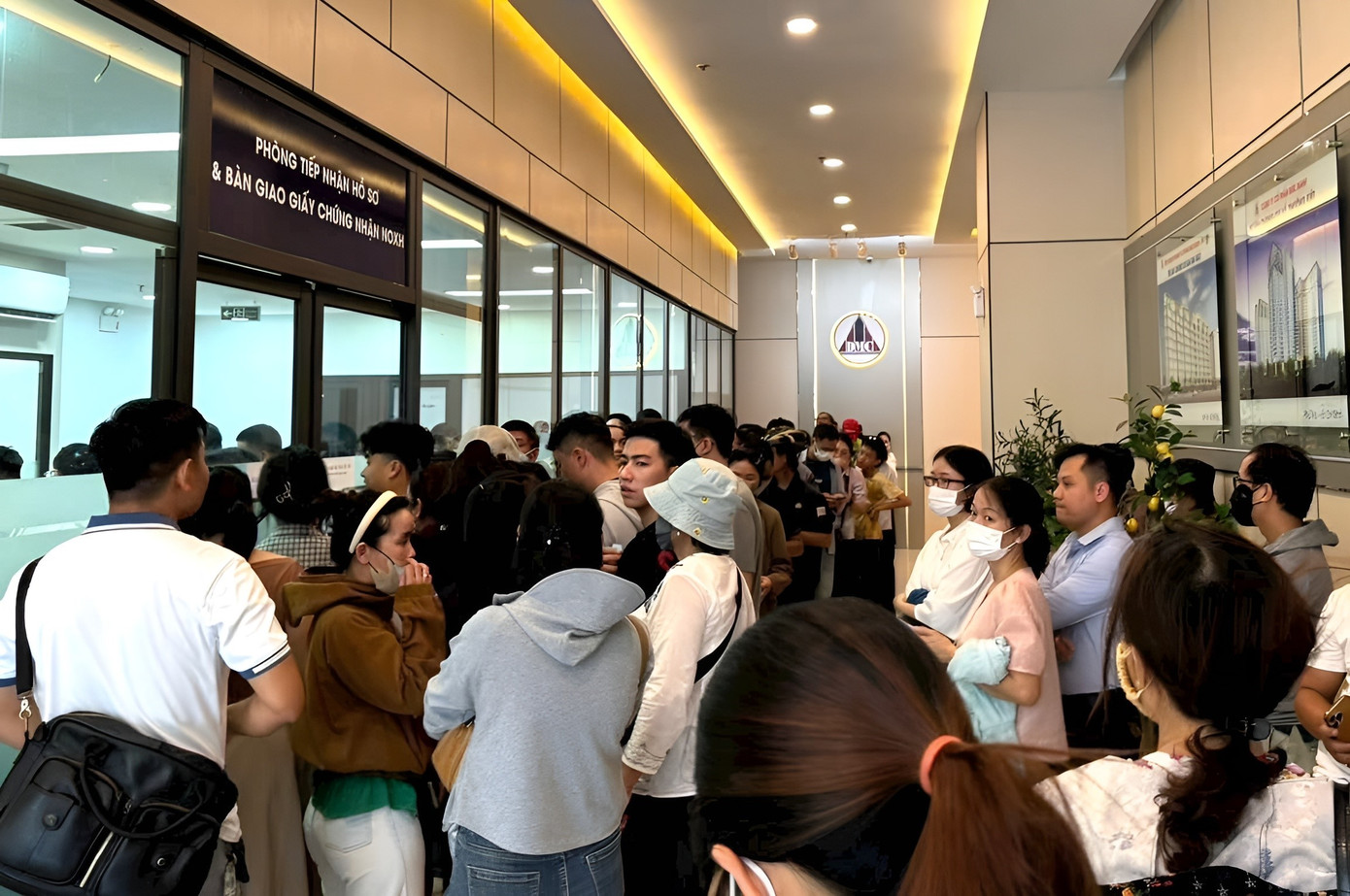 Lượng người quá đông gây nên tình trạng quá tải. Ảnh: CCĐN. Lượng người quá đông gây nên tình trạng quá tải. Ảnh: CCĐN.