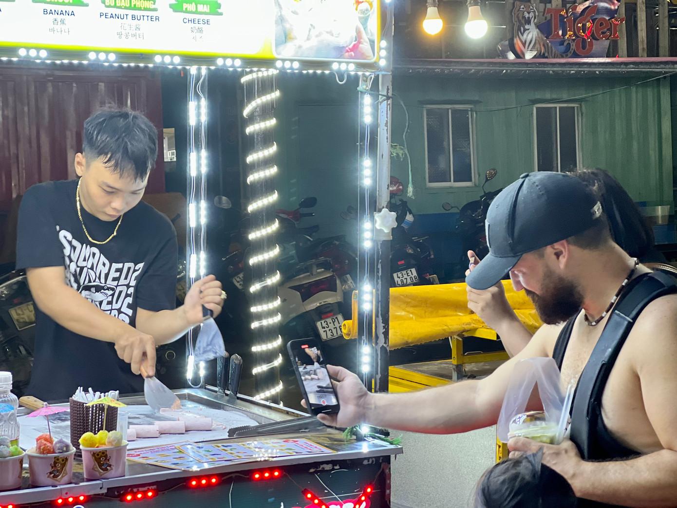 Ông Bạch Ngọc Hải - Trưởng BQL khu phố du lịch An Thượng - cho hay, các đơn vị chức năng đang tiếp tục vận động cơ sở kinh doanh thực hiện thanh toán không dùng tiền mặt nhiều hơn, tốt hơn nữa. Đây cũng là cách để du khách gần xa đánh giá Đà Nẵng hiện đại, văn minh, bắt kịp xu hướng chung. Ông Bạch Ngọc Hải - Trưởng BQL khu phố du lịch An Thượng - cho hay, các đơn vị chức năng đang tiếp tục vận động cơ sở kinh doanh thực hiện thanh toán không dùng tiền mặt nhiều hơn, tốt hơn nữa. Đây cũng là cách để du khách gần xa đánh giá Đà Nẵng hiện đại, văn minh, bắt kịp xu hướng chung.