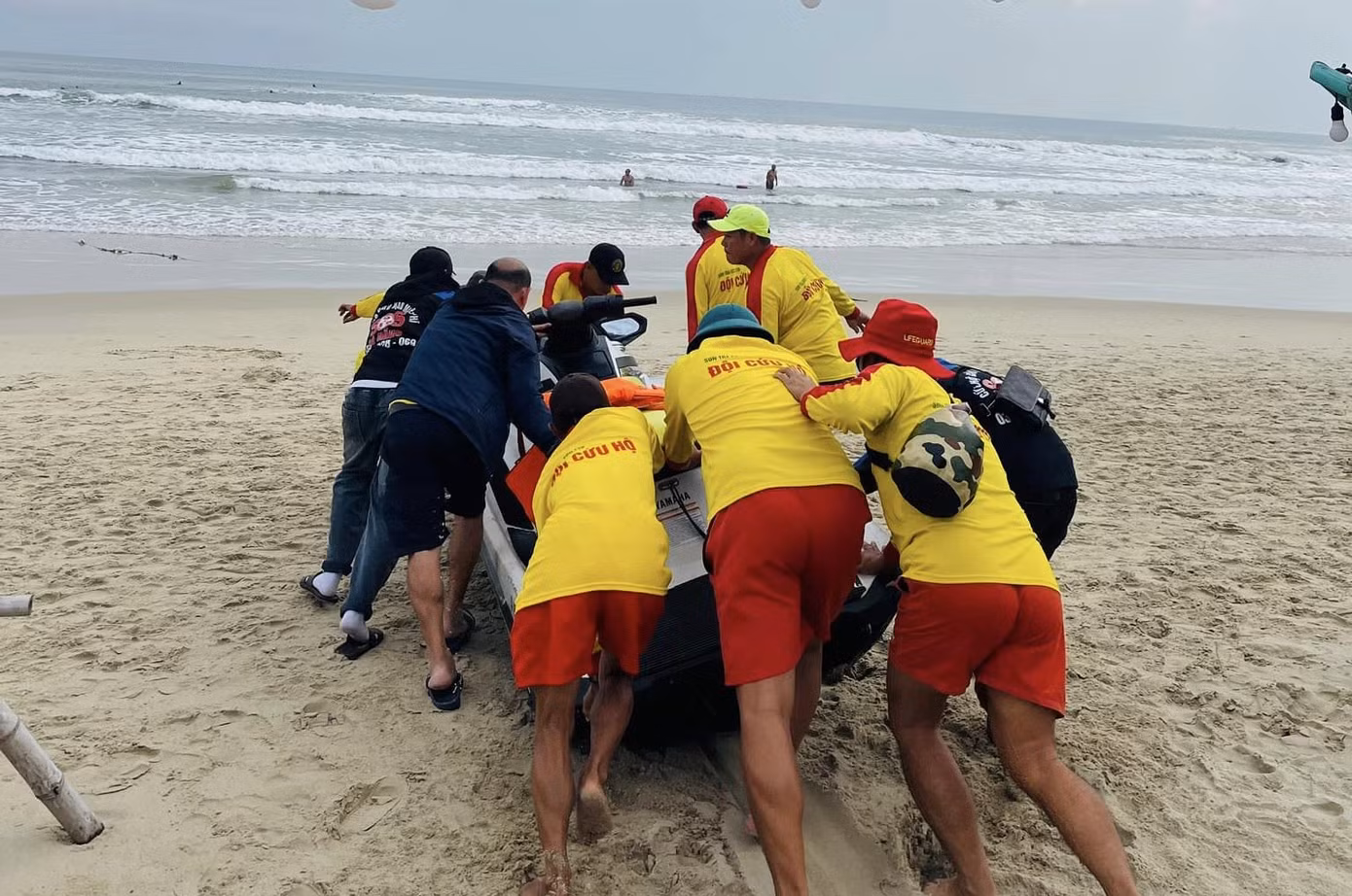 Các lực lượng đưa mô tô nước, ca nô tìm kiếm học sinh mất tích trên biển.